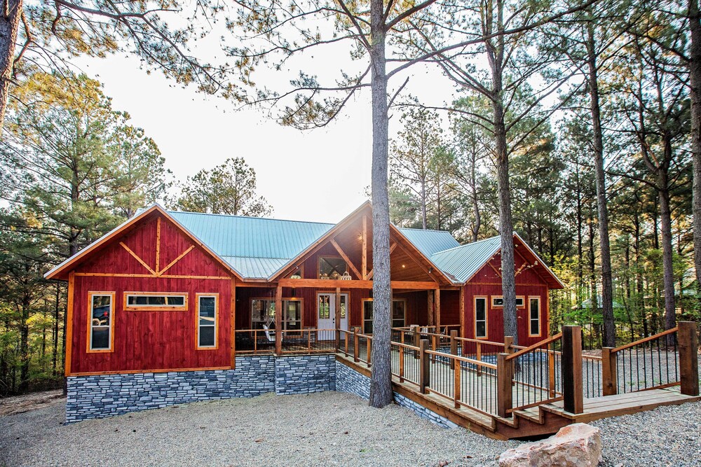 Luxury Broken Bow Cabin w/ Hot Tub < 4 Mi to Lake! view 4