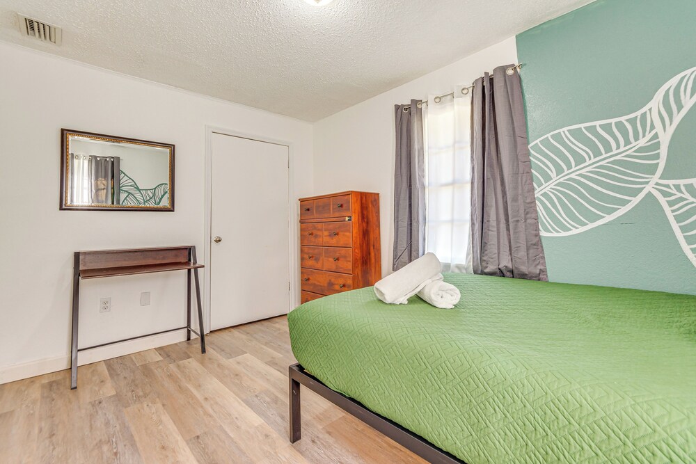 4 Mi to Beach: Spacious Fort Walton Beach Retreat!