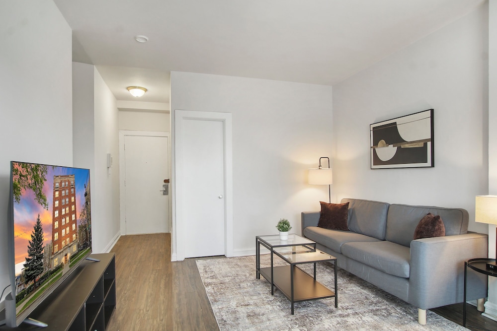 Sleek 2BR - Hyde Park 405