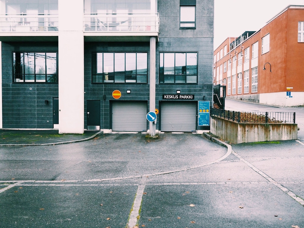 Modern 1BR Apt with Sauna, Balcony & Free Parking