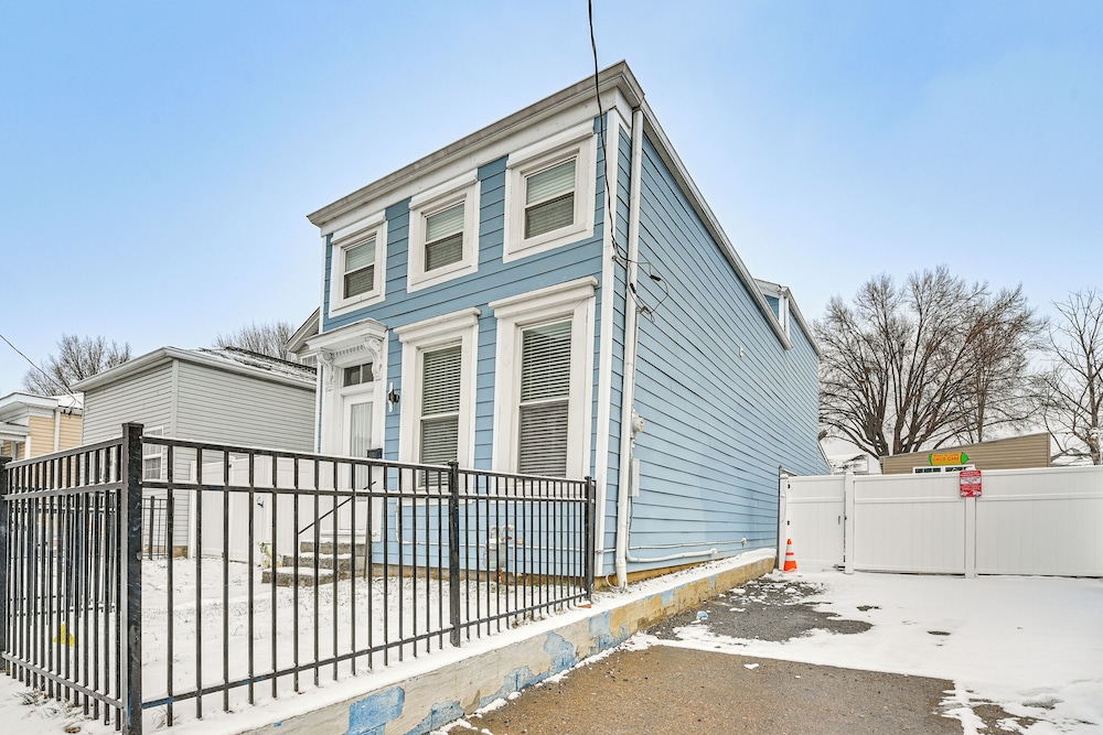 Family-friendly Louisville Gem: Prime Location!
