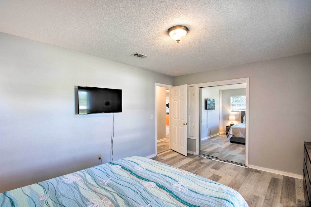 Gulf Breeze Home: 12 Mi to Pensacola Beach! view 4