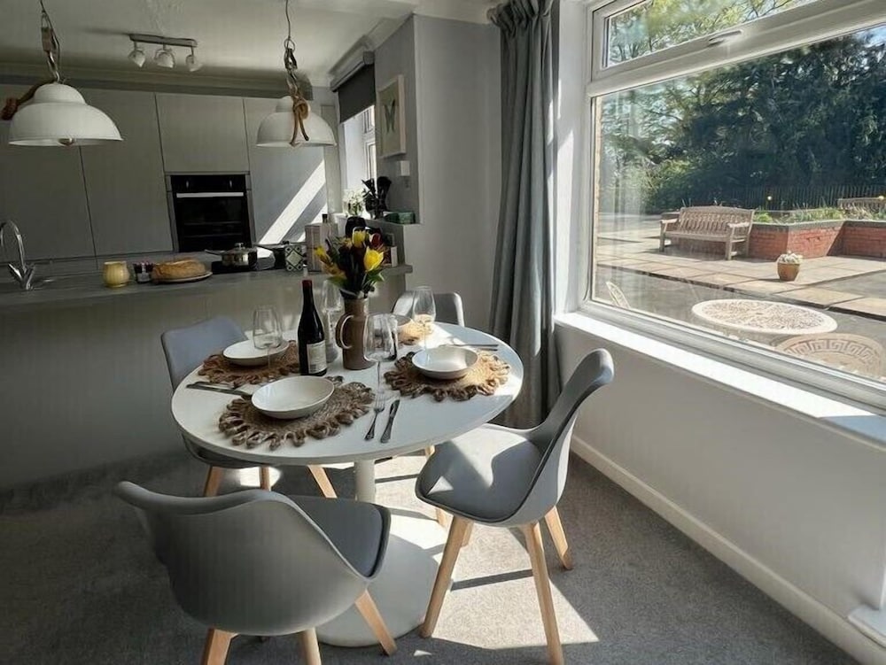 Sunny 2-Bedroom flat in Hoddesdon view 3