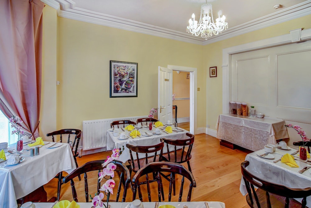 OYO Avenue House