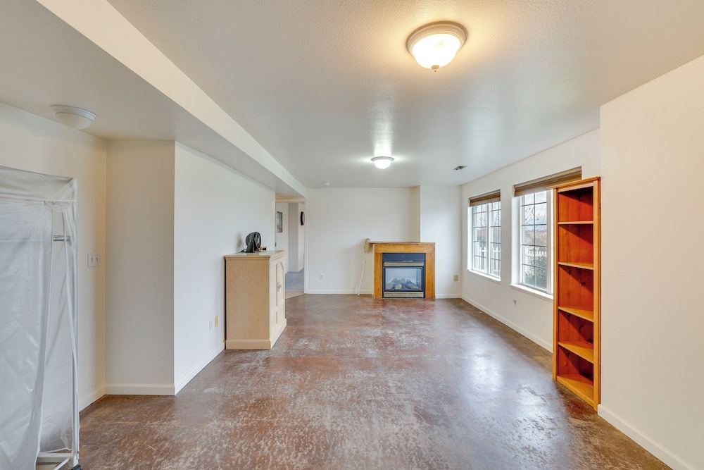 6 Mi to Dtwn Lewiston: Quiet Home w/ Views