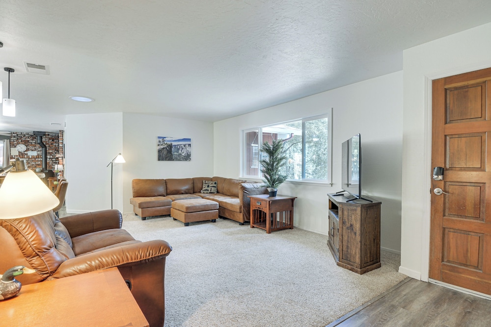 Hike, Boat & More: Cabin w/ Hot Tub in Ahwahnee!