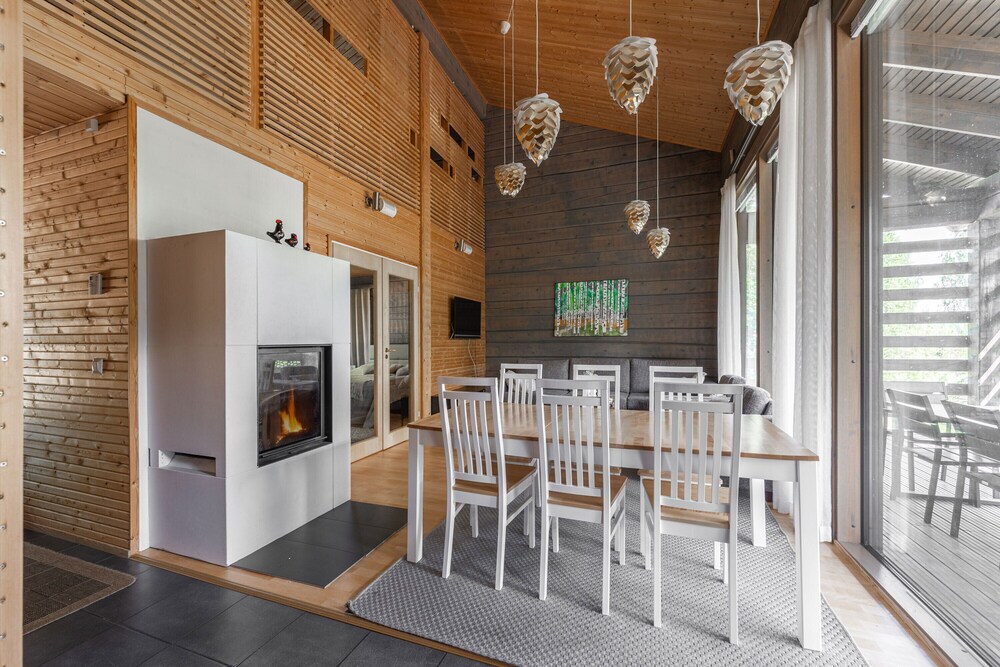 Scenic Lakeside Cabin in Tahko - Hot Tub