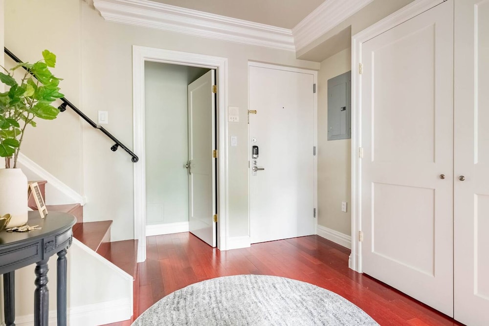 Lofty Bright Greenwich Getaway w Private Rooftop