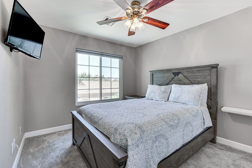 7 Mi to Dtwn: Golf Getaway w/ Fire Pit in Phoenix
