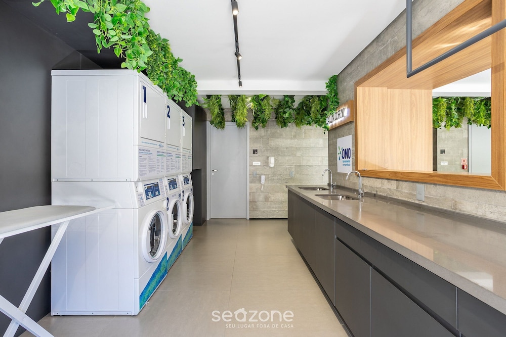Studio w/ Balcony and 290m From the Subway Oln1702