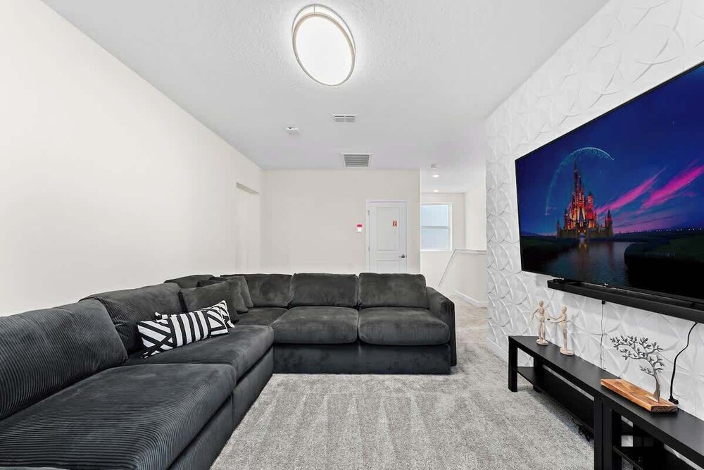 Sophisticated 6BR at Storey Lake