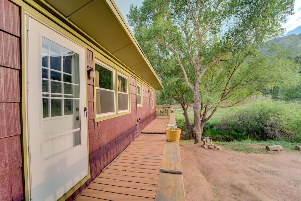 7 Bedroom on the Side of Pikes Peak on a Mountain Stream
