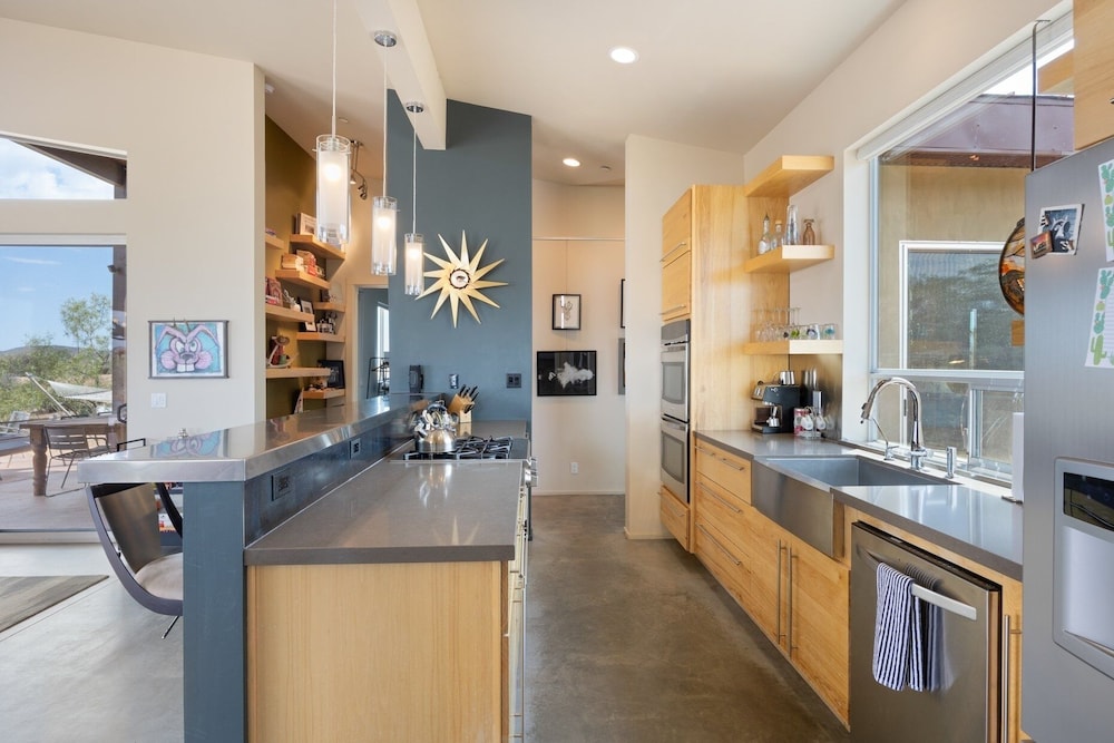 Jackalope Junction-pool, Hot Tub, Fire Pit, Bbq & Desert Views! 2 Bedroom Home by RedAwning