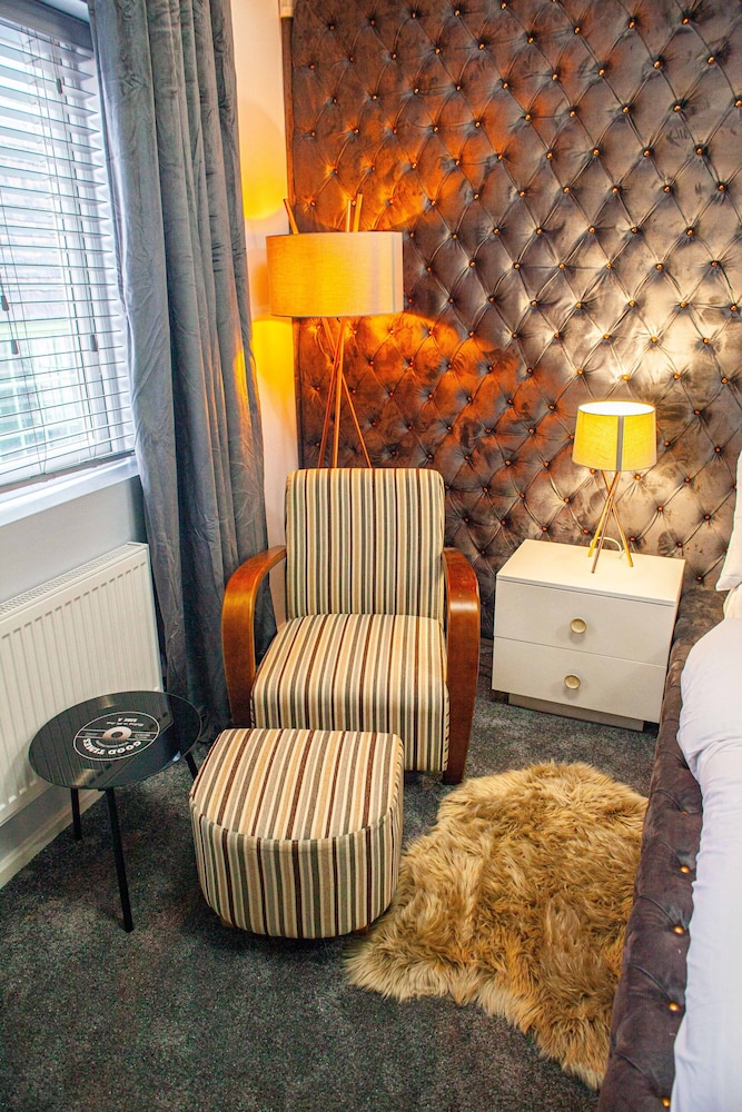 Impeccable 1-bed Apartment in Birmingham view 3
