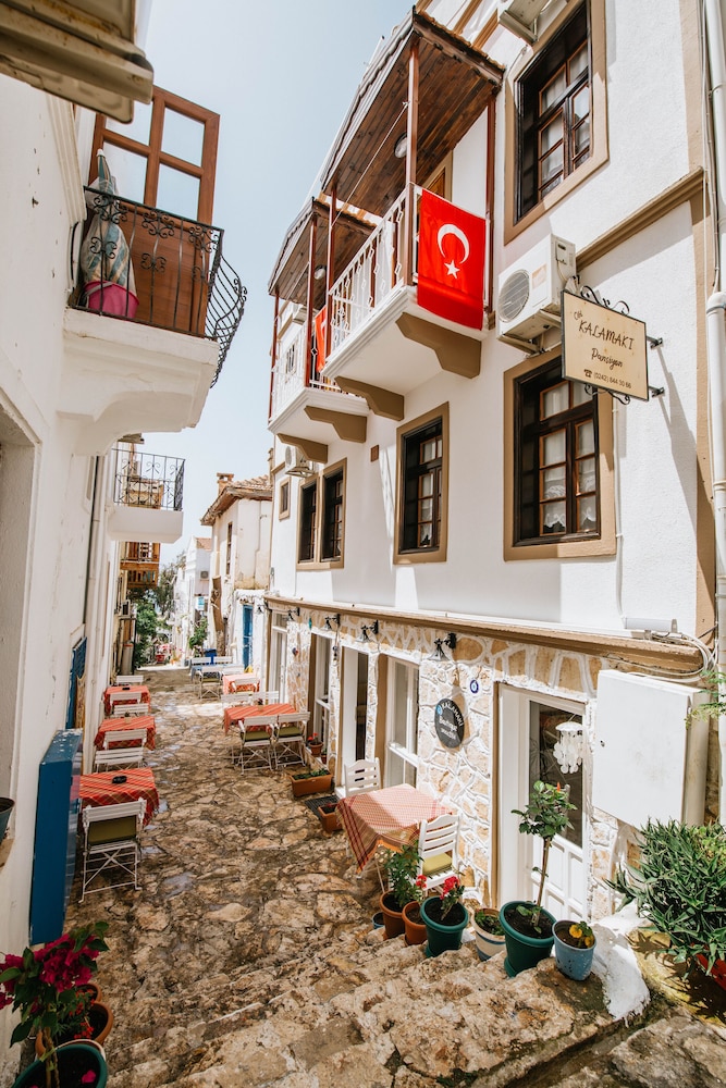 Hotel Old Kalamaki Pansiyon - Image 1