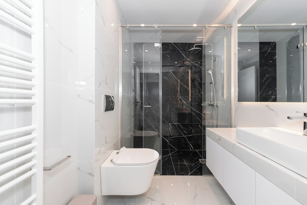 Spacious & Stylish Athens Apartment - Walk To Metro