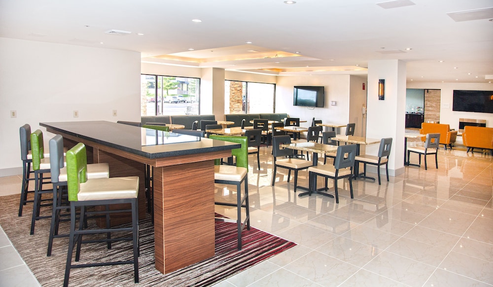 MainStay Suites Springfield IL - Image 2