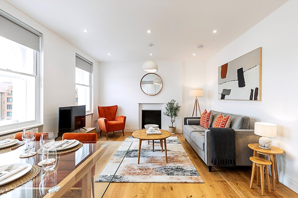 Light & Luxury Chelsea Apartment: Private Balcony!
