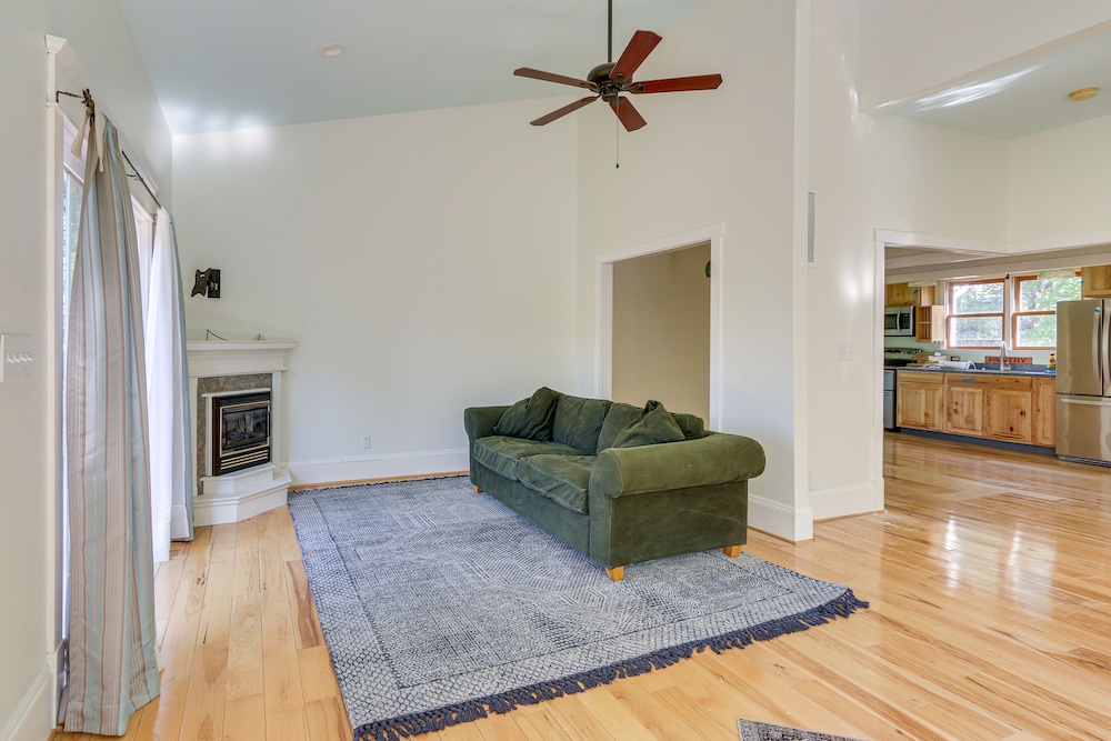 Bright Bluemont Home w/ On-site Pond & Mtn Views! view 4