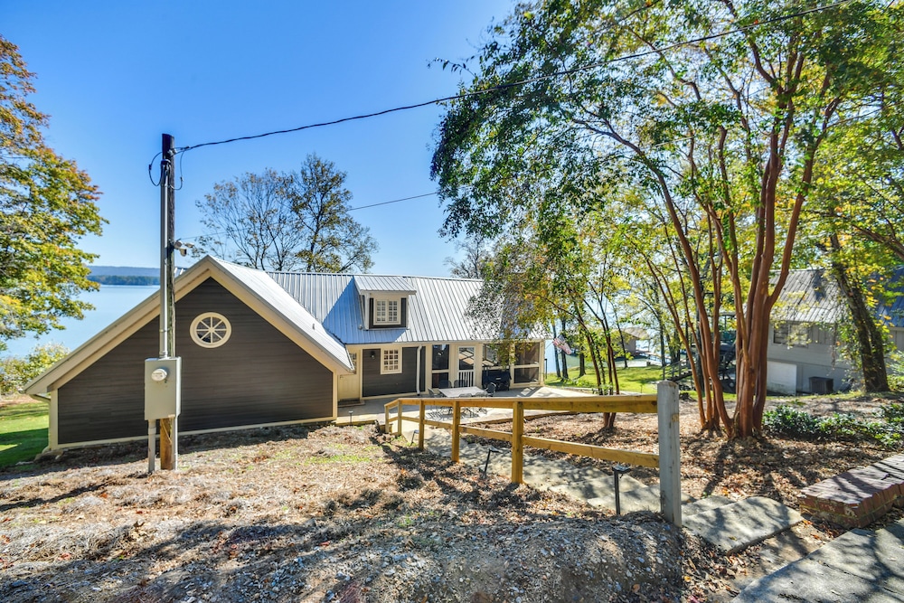 Dock + Panoramic Views: Guntersville Lake Retreat!