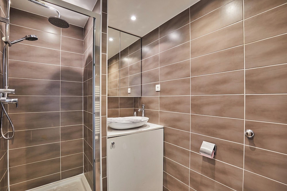 22 m2 Studio Located on the 6th Floor With Elevator: - 1 Bedroom With 140 cm Double bed - Television, Wifi - Equipped Kitchen - 1 Bathroom With Shower and 