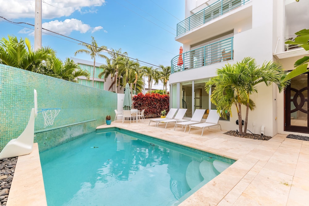 NEW 3-story Townhome With Pool Room Expansive Balcony Seconds Away From Las Olas