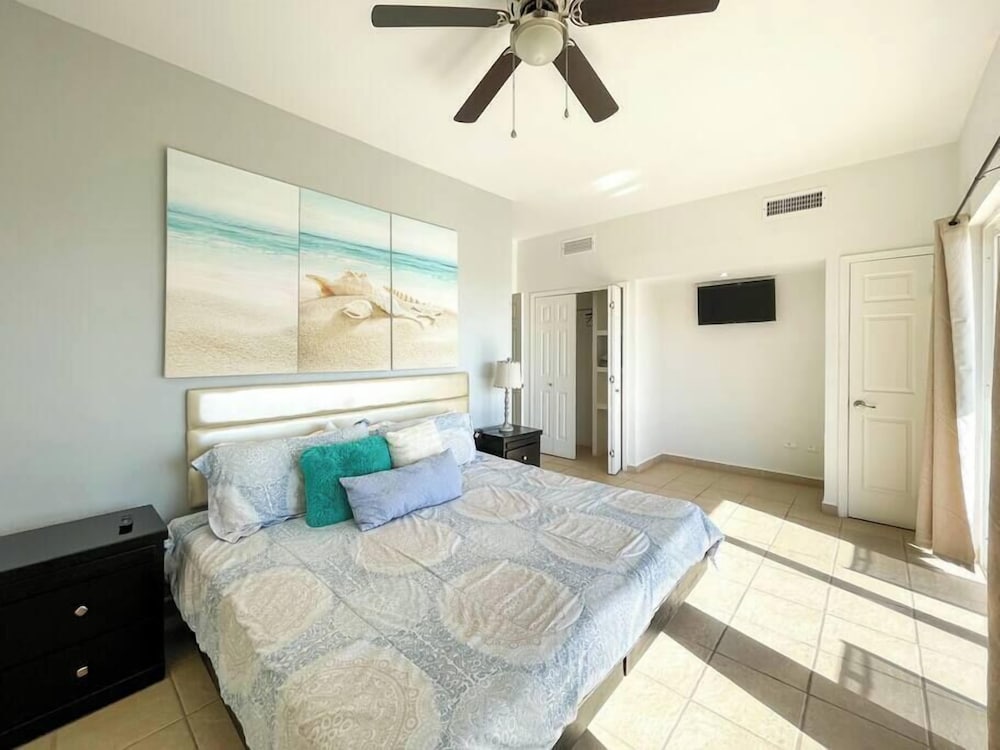 Cozy Condo With Beach Pool Access
