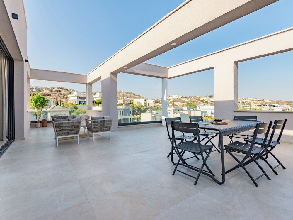 Sanders River Plaza Limassol Apartment