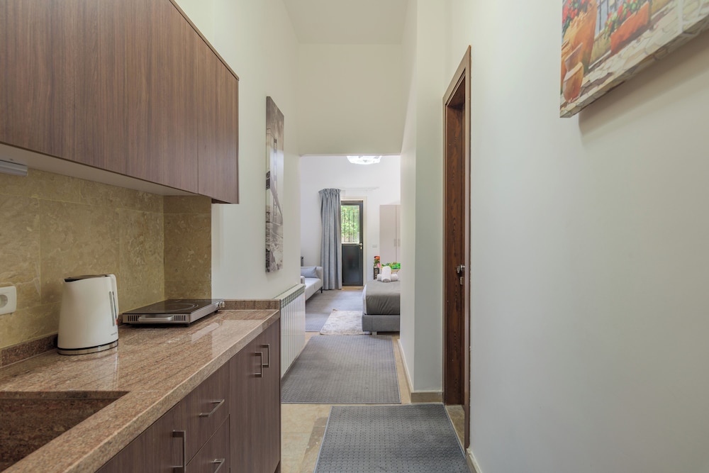 Pearl of Faqra Studios & Apartments