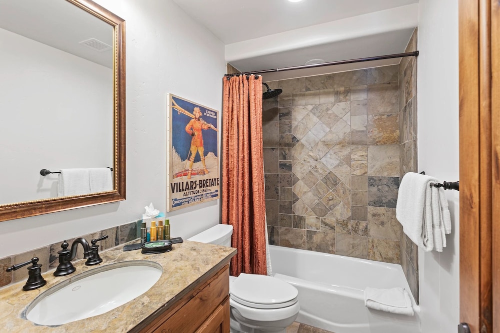 Grand Lodge - 3 Bedroom Deluxe #304 - Ski-in/out 3 Condo