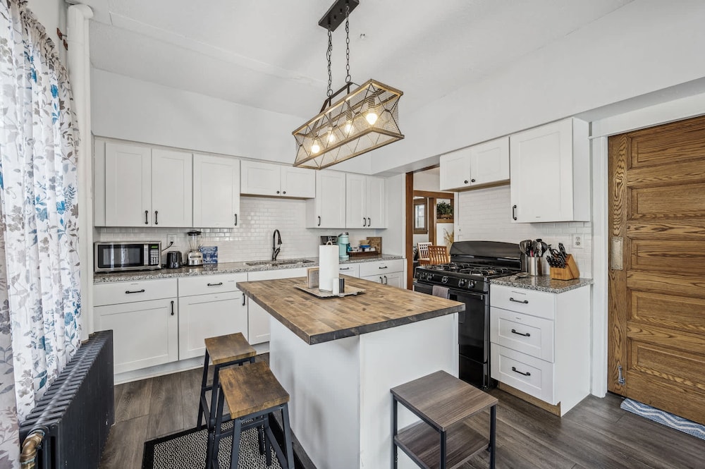 4BR 2BA Home in Charming St Paul - Sleeps 10
