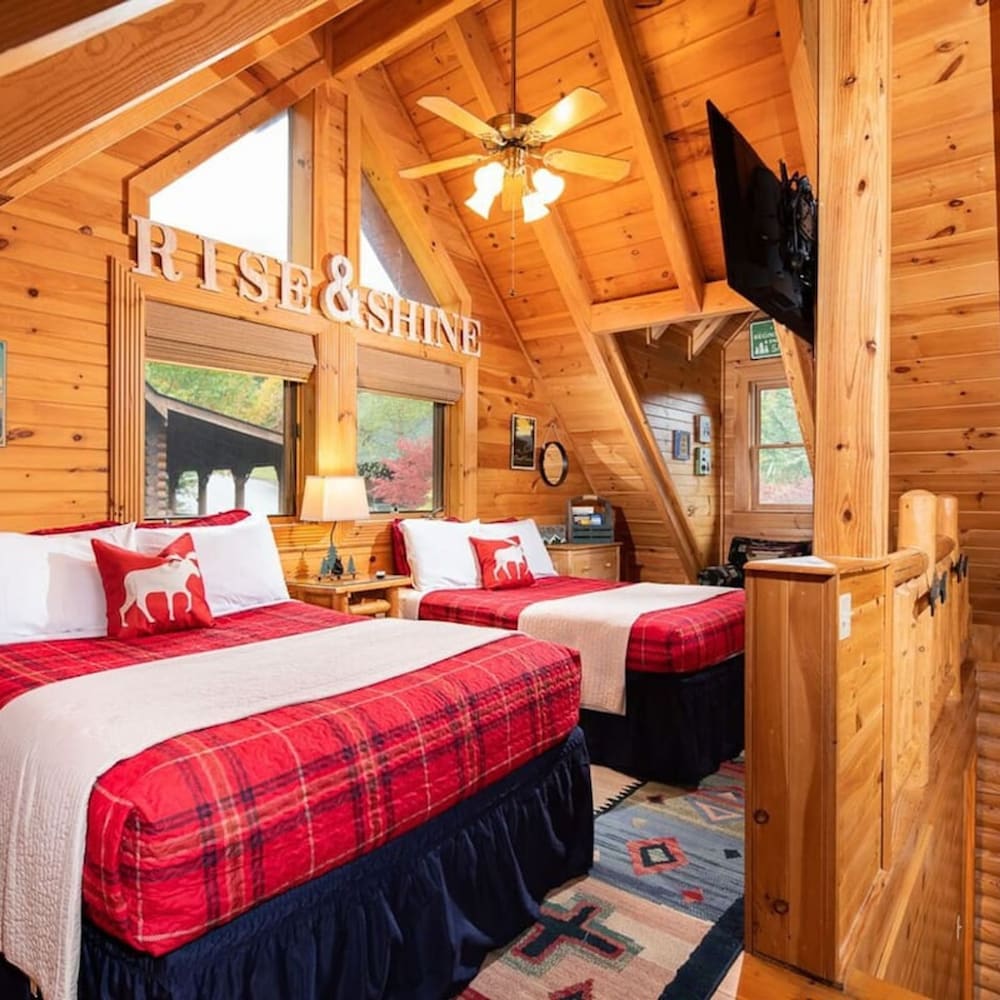 Cozy Upscale Cabin w Fireplace Hot Tub