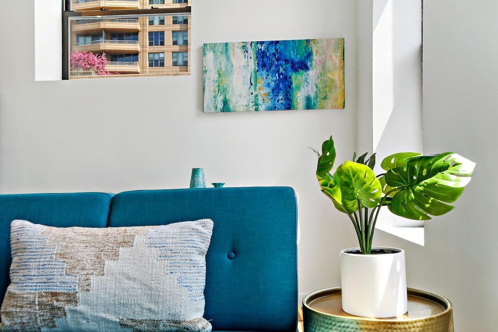 Luxe 1BR Apt - Lake 204 rep - Image 2