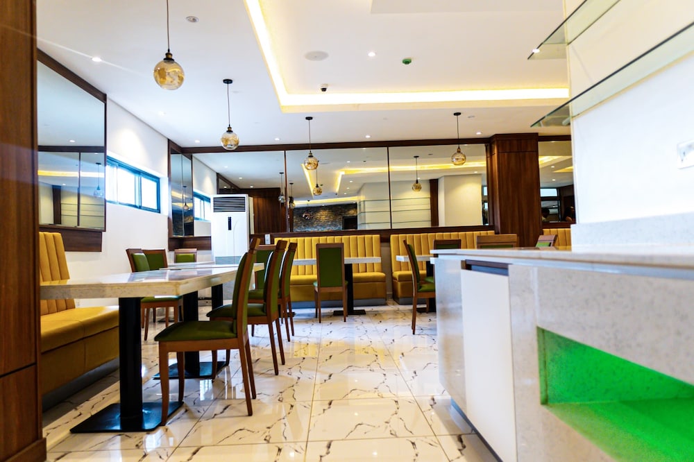 Summit Hotel and Apartments VGC