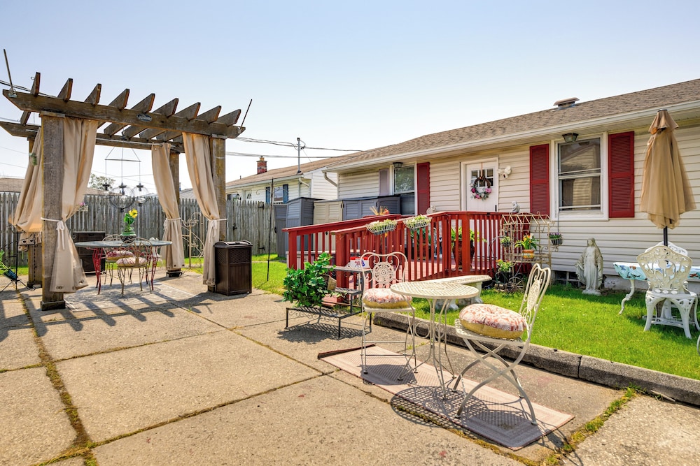 2 Mi to Walden Galleria: Apartment w/ Patio