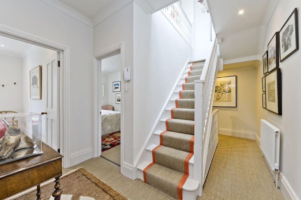 Gorgeous Stylish Interior Designed 5 Bed Home in Holland Park - Superb Location