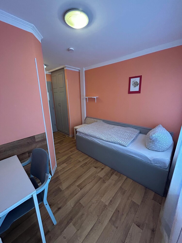 2-Rent Group Hostel Rooms AUB162
