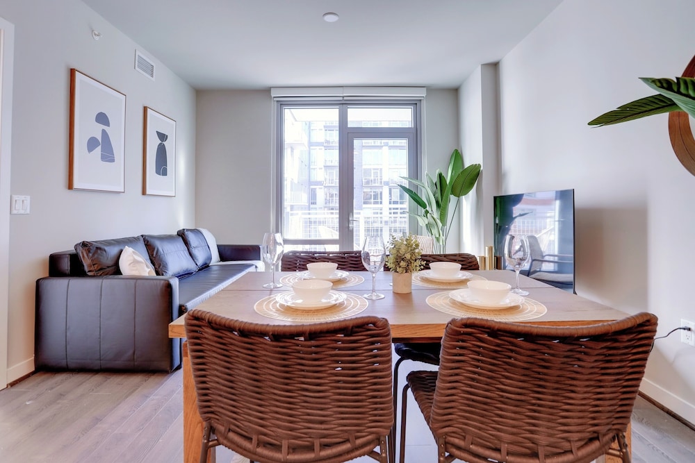 Bright Apartment with Great Amenities