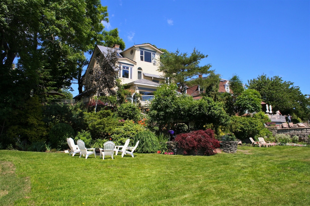A Boat to Sea Bed & Breakfast