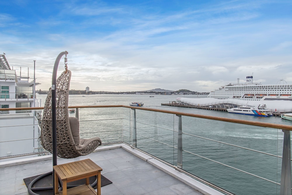 1BR Sub-Penthouse - Panoramic Views