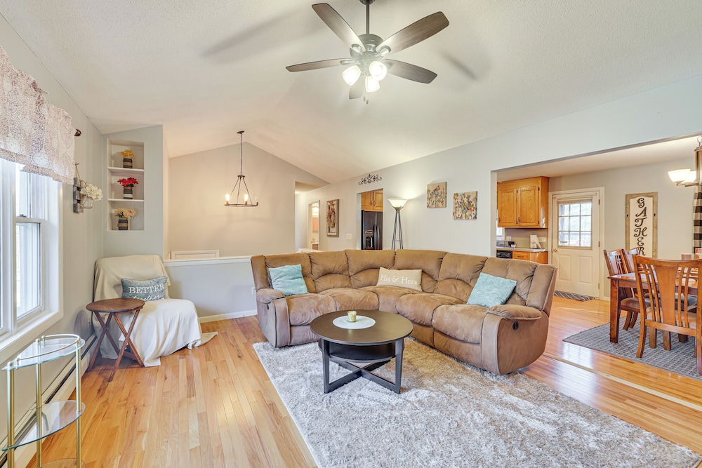Pool, Deck & Grill: Spacious Apt in Naugatuck!