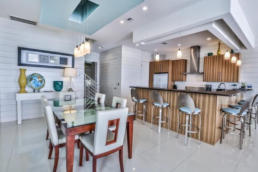 Bord du Mer 6 Bedroom Holiday Home by Five Star Properties
