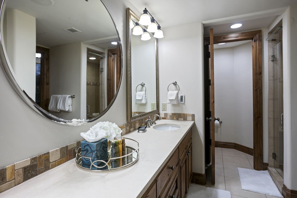 Grand Lodge - Three Bedroom #401 - Ski-in/ski-out 3 Condo