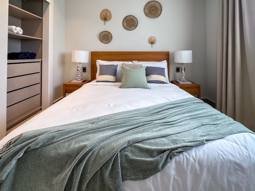 4 Bedroom Beach Penthouse w Private Rooftop