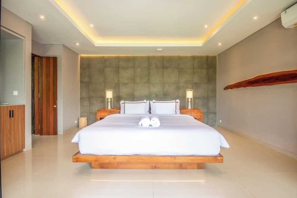 Exquisite 5BR Villa: Premier Luxury in Seminyak