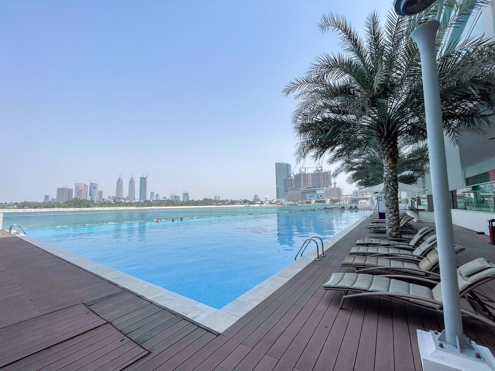 Peaceful and Airy 1-bedroom Apartment With the Palm Beach View