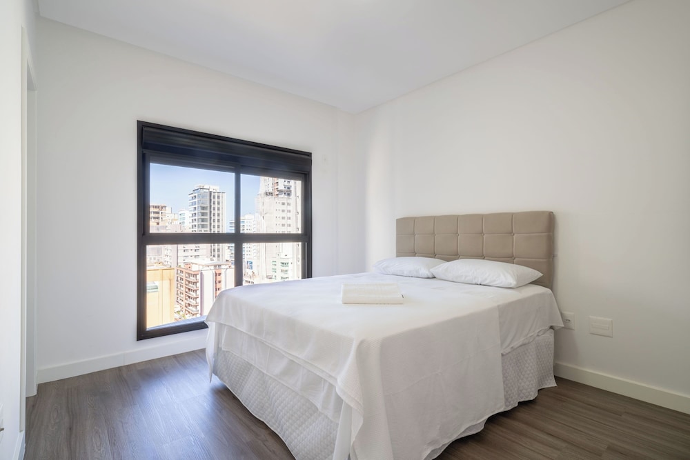 Apto 2Q c/ churrasq. 500m da Meia Praia ROT1001