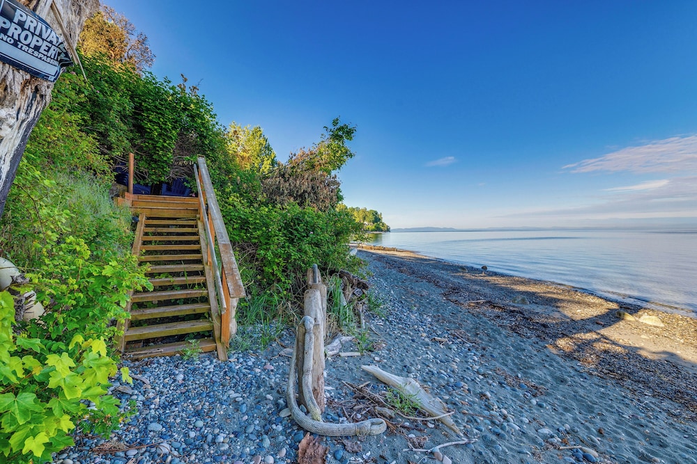 Stunning Semiahmoo Bay Views: Spacious PNW Home