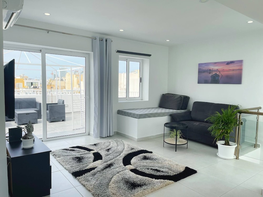 Los Arditos Duplex Penthouse Sliema