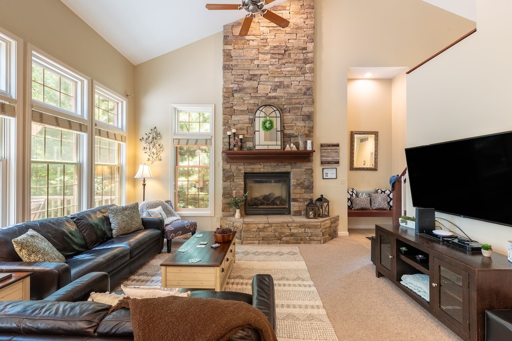 Highland Hideaway by Avantstay Group Poconos Retreat w Patio Game Room